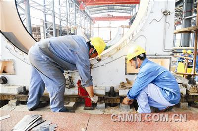 近日，在銅陵有色沙溪銅礦建設(shè)中，銅冠建安安裝公司承擔(dān)了磨浮車間兩臺大型設(shè)備的安裝。其中，半自磨機直徑8．5米、凈重709噸，球磨機直徑6．2米、凈重832噸，均是銅陵有色磨浮系統(tǒng)中最大的設(shè)備。半自磨機自7月底開始安裝，目前正在安裝半自磨機主軸底座，間距在7．6米的兩個底座間橫向中間線安裝誤差不能超過1毫米，安裝精度要求極高。為確保精確度，該公司職工在安裝底座中反復(fù)檢測，不斷調(diào)整，全力按設(shè)計要求做好施工。