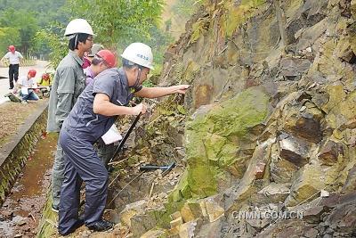 　9月9日～11日，近80名來自廣東省地質(zhì)局、省核工業(yè)地質(zhì)局、省有色金屬地質(zhì)局的中青年地質(zhì)技術(shù)人員，聚集在風(fēng)景秀麗的肇慶市鼎湖山腳下，一連三天，展開有“理論考試、巖礦鑒定、野外實(shí)操”為主要內(nèi)容的“全省礦產(chǎn)地質(zhì)專業(yè)技術(shù)人員職業(yè)技能競賽”，互相PK，軋金奪銀。這是廣東省地質(zhì)系統(tǒng)自2008年以來開展的第六次職業(yè)技能大賽。