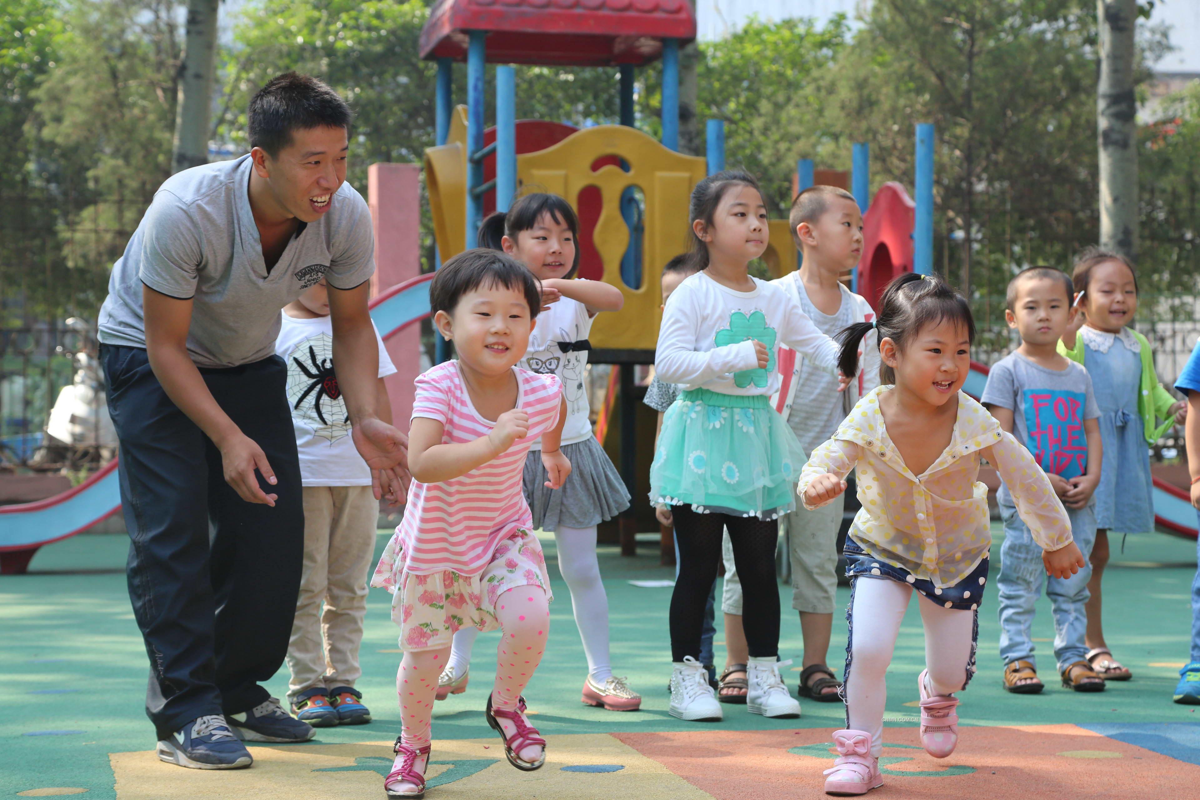 又是一年教師節(jié)，即將到來的教師節(jié)將是原濤作為男幼兒教師度過的第三個教師節(jié)。談及這兩年的幼教經(jīng)歷，原濤介紹道，從最初的親朋好友的不理解，到現(xiàn)在大家的支持，而且小朋友們和他相處的已經(jīng)無話不說了。