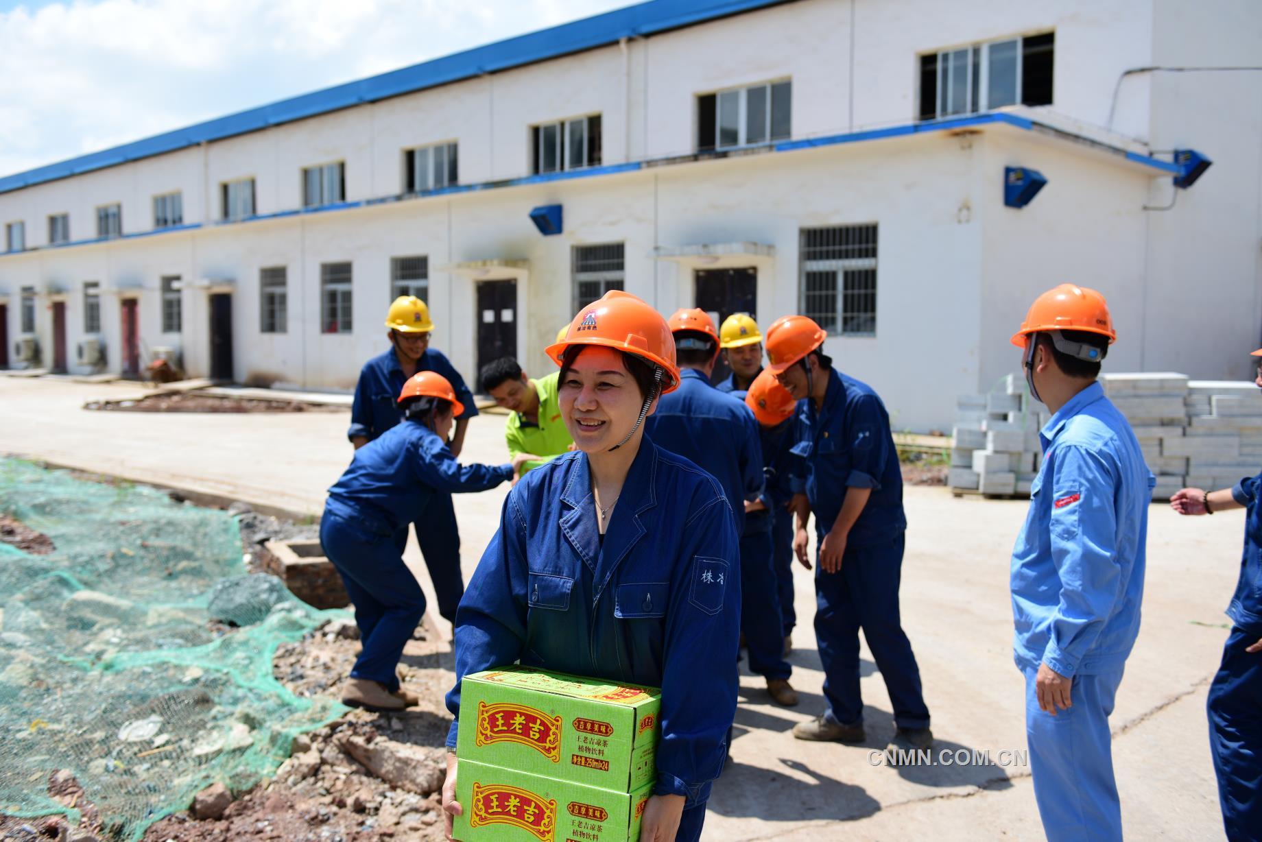 日前，在新生產(chǎn)基地，株洲冶煉集團(tuán)股份有限公司2019年度首次高溫送清涼行動拉開序幕。