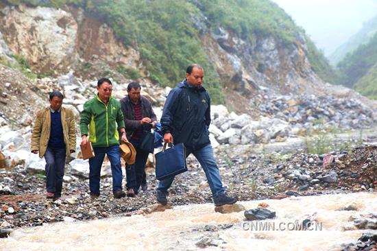 頭條 跋山涉水只為貧困戶早日脫貧。尹永權(quán) 攝_副本