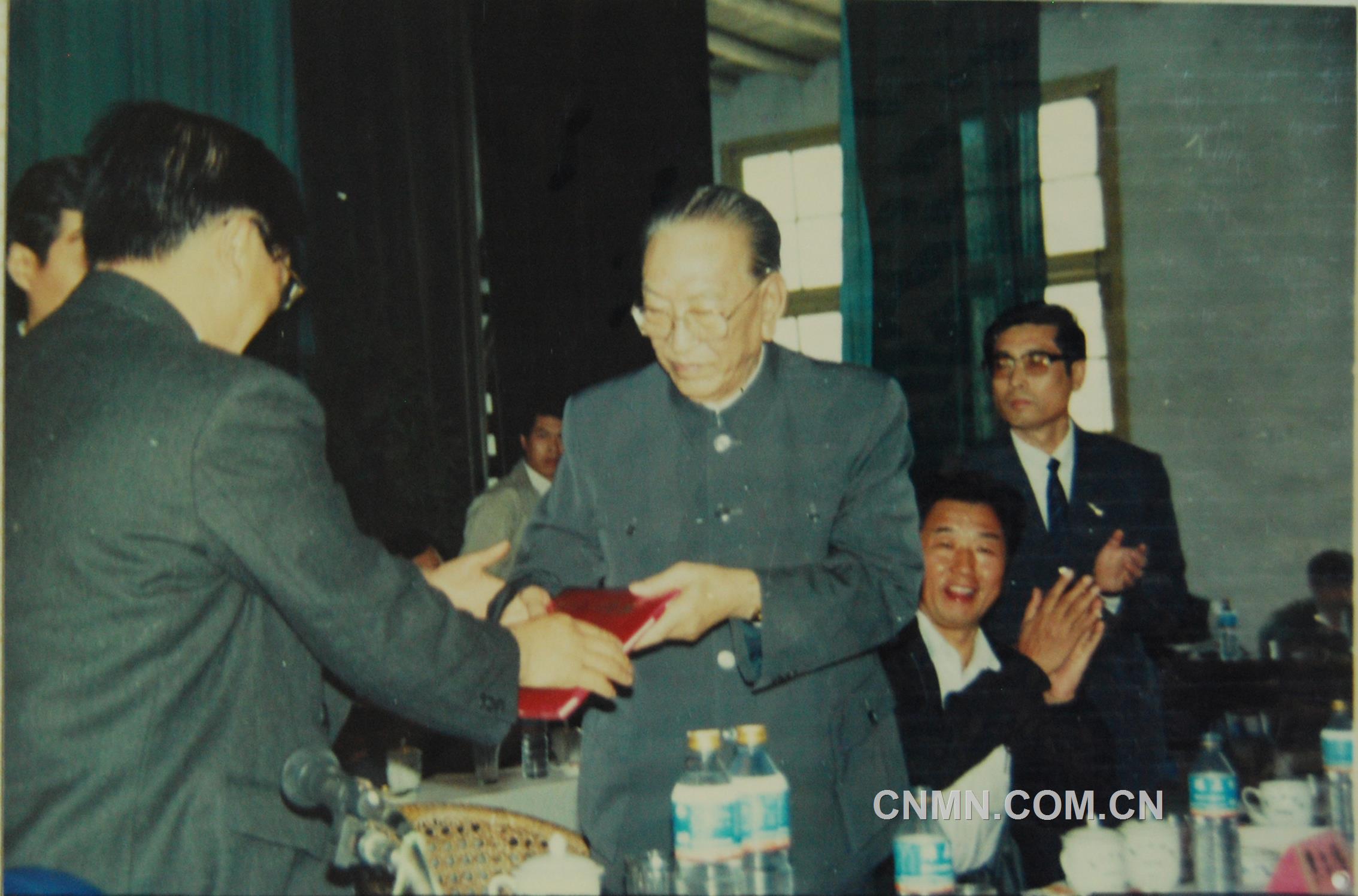 1991年10月，耿飚回到闊別65年的水口山，欣然接受“水口山功勛礦工”榮譽稱號。