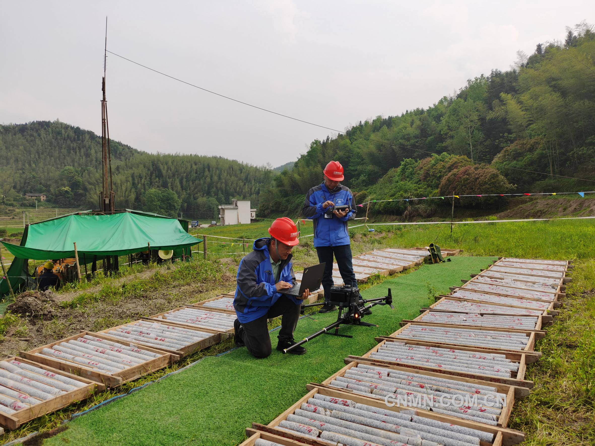 江西地質(zhì)-物化探大隊(duì)隊(duì)員正在開展低空無人機(jī)航磁作業(yè)。